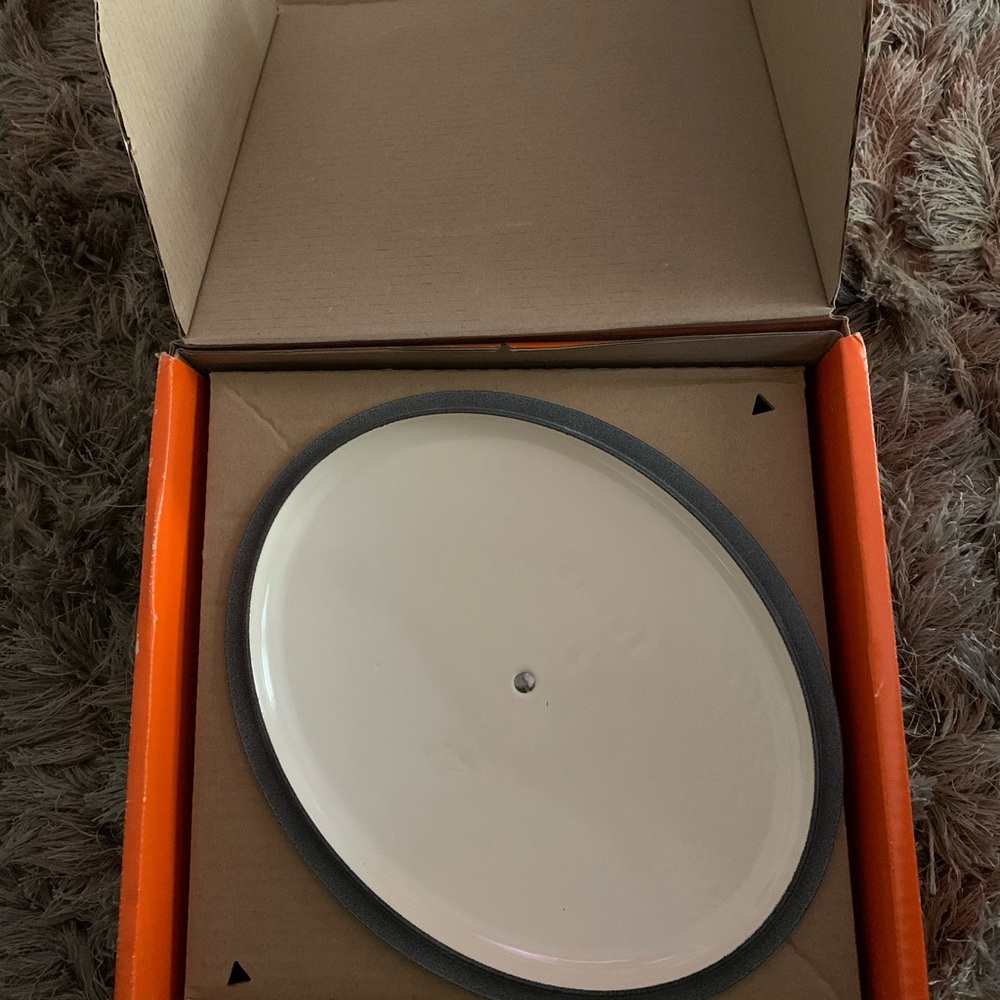 New Le Creuset oval meringue Dutch oven 4.5qt - Picture 3 of 7